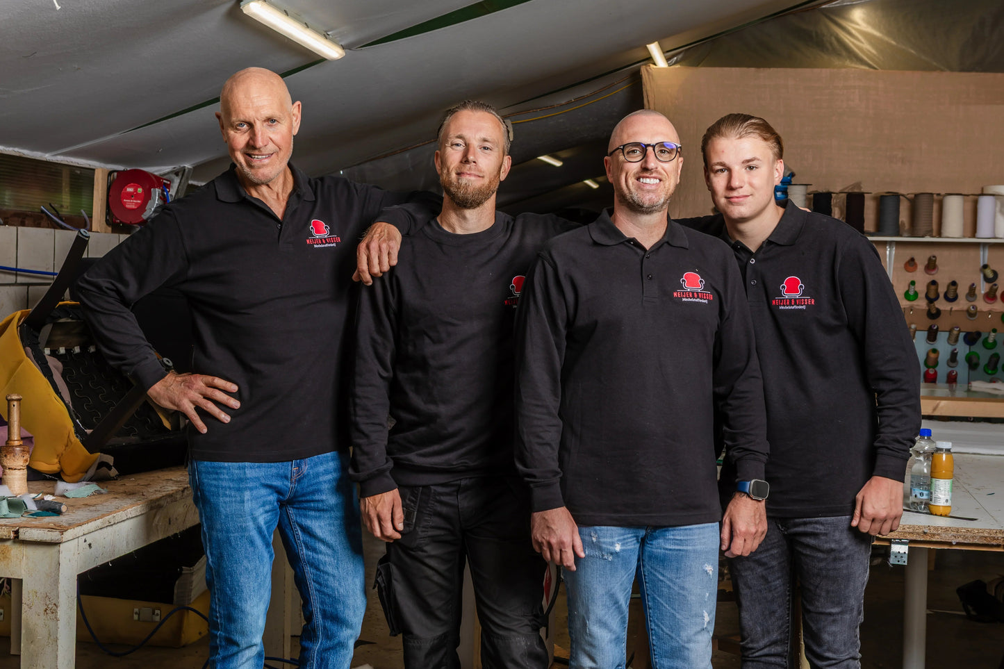 Team meubelstoffeerderij Amsterdam in werkplaats met gereedschap en materialen