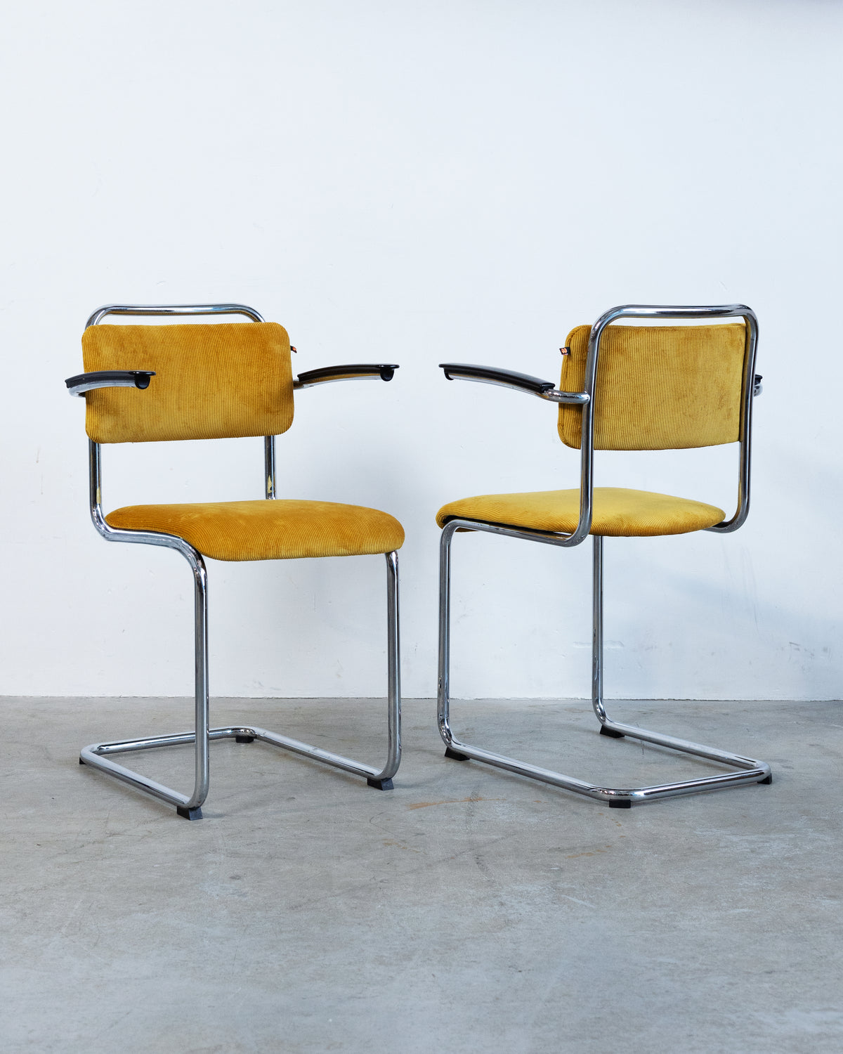 Gispen stoelen professioneel gestoffeerd met hoogwaardige meubelstof, met behoud van het originele design en zitcomfort.
