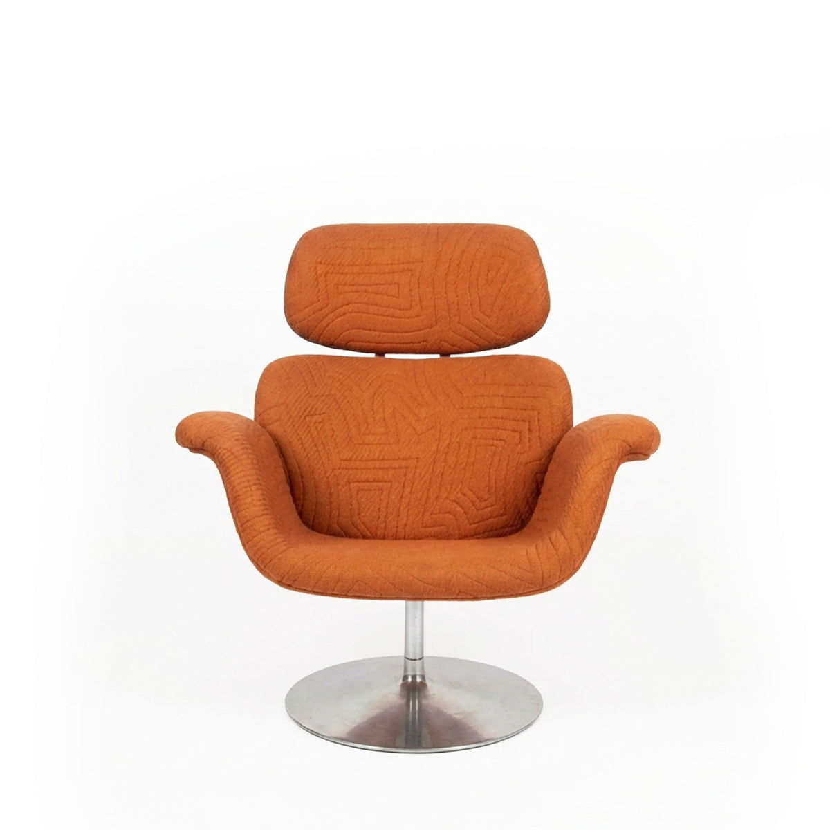 Artifort Big Tulip F545 fauteuil refurbished in oranje Kvadrat Apparel stof op witte achtergrond