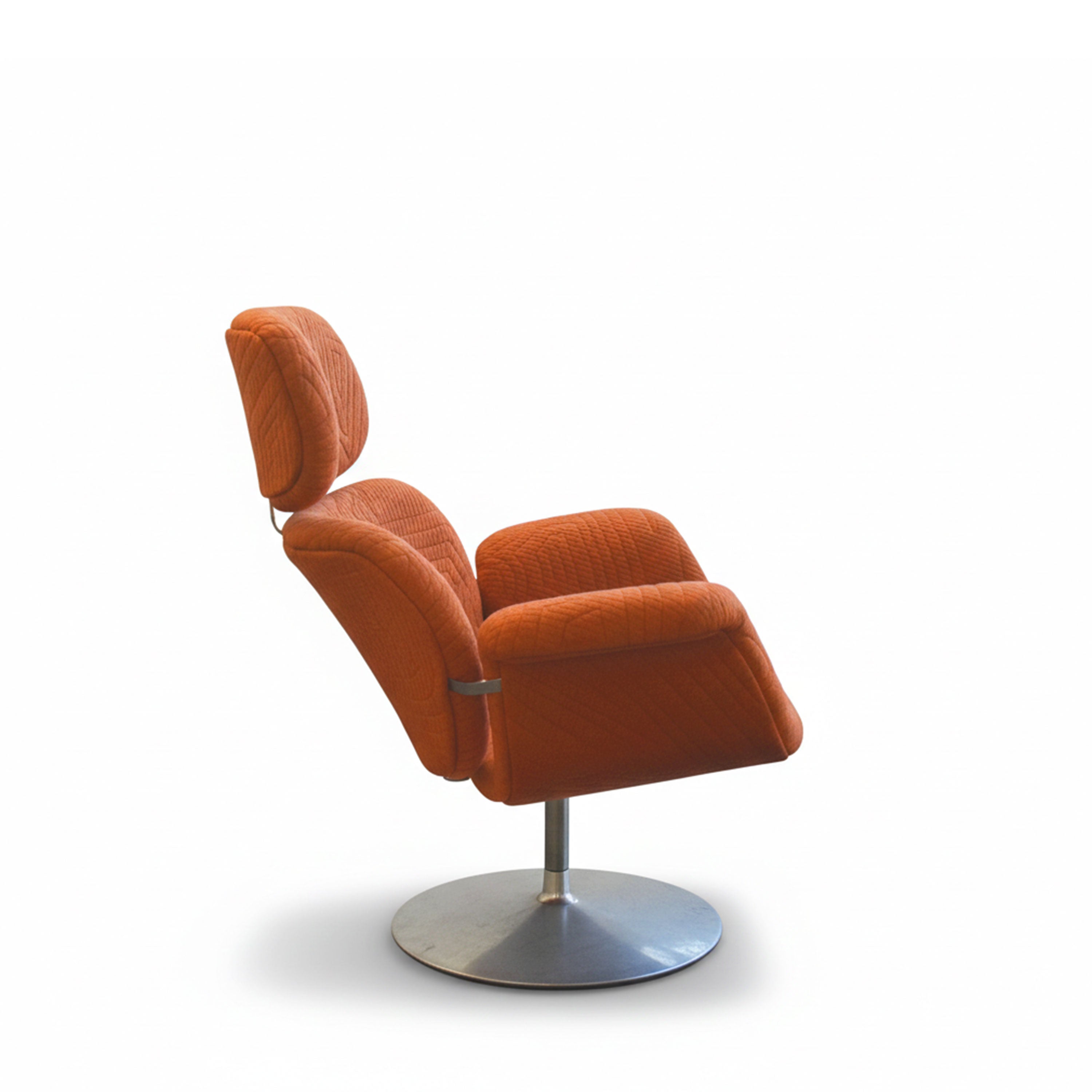 Artifort Big Tulip F545 fauteuil, opnieuw gestoffeerd met Kvadrat Apparel