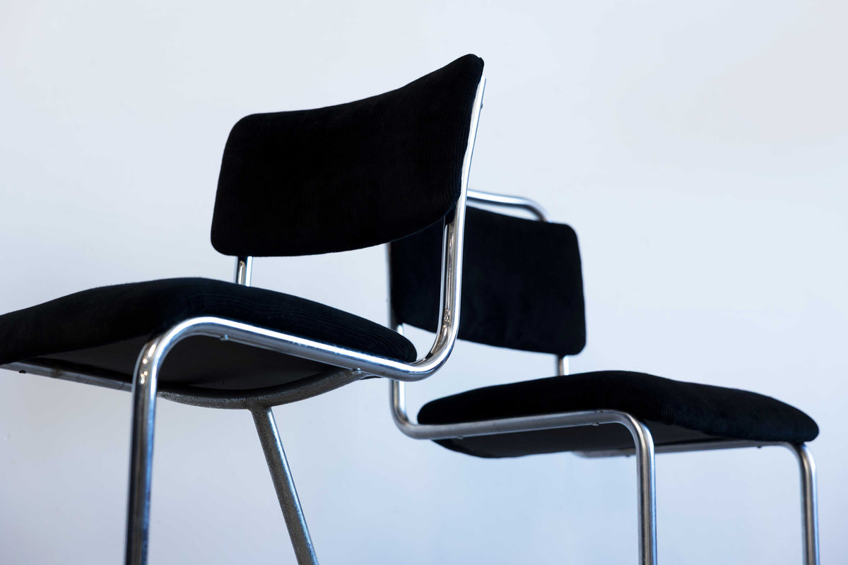 Klassieke Gispen stoelen met vernieuwde bekleding, vakkundig herstoffeerd met oog voor het originele ontwerp en de afwerking.